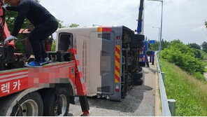 논산훈련소 가던 육군버스, 고속도로서 전도…훈련병 4명 부상 