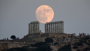 그리스 포세이돈 신전 위 보름달