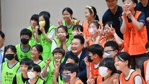 늘봄학교 찾은 尹 “아이 키우려면 부모·이웃·정부 힘 합쳐야”