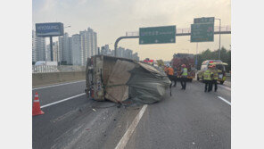 인천공항고속도로 쓰레기차 전복… 여행객들 ‘발 동동’