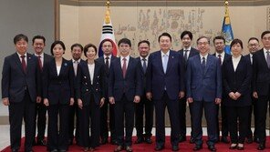 尹, 신임 차관들에 “우리는 反카르텔 정부… 가차없이 싸워달라”