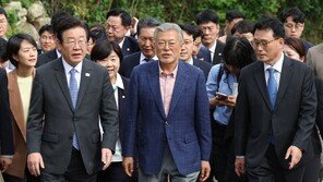 文, 尹겨냥 “냉전적 사고 못 벗어나”… 與 “文, 굴종적 대북관 못 헤어나”