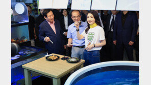 강릉 간 김건희…경포해변 쓰레기 줍고, 시장 오징어회 ‘한 접시’