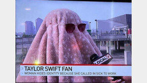 ‘썬글라스에 담요 덮어쓰고…’ 공연장 온 팬 무슨 사연?