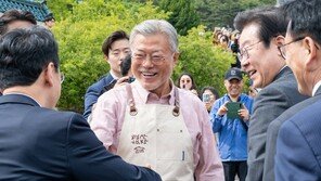 與 “文, 최소한의 염치 있다면 진정으로 ‘잊힌’ 대통령 돼야”   
