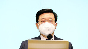 홍콩 행정장관 “수배자 8명 하늘끝 가서라도 꼭 잡을 것”