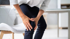 비오면 뼈마디가 욱신…“장마철 습도 50% 맞추고 찜질하세요”