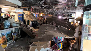 제주 상가 건물서 천장 붕괴…100평 석고보드 ‘와르르’