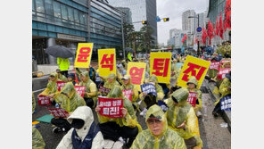 ‘총파업 2일차’ 민주노총, 우천 속 야간 촛불집회 강행