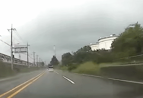 고인물에 차 속도 안줄이면 뒤집어 질 수도…장마철 주의 [영상]