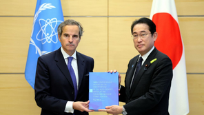 IAEA ‘오염수 방류 안전’ 결론에…與 “겸허히 수용” vs 野 “깡통보고서”