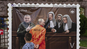 우크라 수도에 ‘재판받는 전범 푸틴’ 그림 