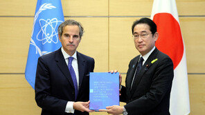 IAEA “日 방류계획 국제기준 부합… 계속 점검” 