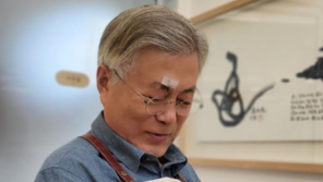 “얼굴 보고 걱정하셨죠?”…고양이 품에 안은 文 근황 