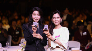 여성 기업인 만난 김건희 여사 “지혜로운 눈으로 세계 바라보길”