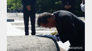 봉하마을 찾은 이낙연, 노무현 전 대통령 묘역 참배