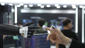 사람 손동작 따라하는 로봇 팔 