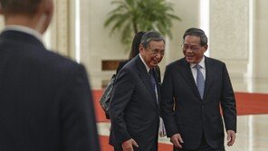 ‘고노 담화’ 고노, 日재계 대표단 이끌고 방중… 中상무부장 만나 