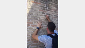 ‘2000년’된 콜로세움에 여친 이름 새긴 英남성 “오래된 줄 몰랐다” 해명