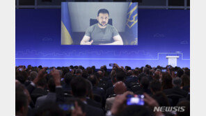 젤렌스키 “서방 무기 지원 늦어 반격 지연…전선서 고전 中”