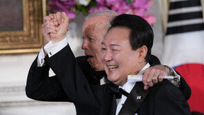 尹대통령, 집무실 복도에 바이든과 어깨동무 사진 걸어