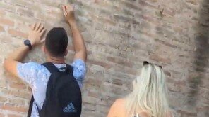 “오래된 유산인지 몰라”…콜로세움 벽면에 낙서한 英 남성의 변명