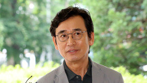 ‘한동훈 명예훼손 혐의’ 유시민 항소심 첫 재판 출석…1심 벌금 500만원