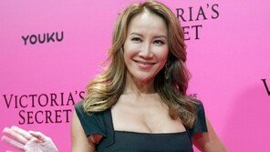 ‘와호장룡·뮬란’ 주제가 부른 가수 코코 리 사망… 향년 48세