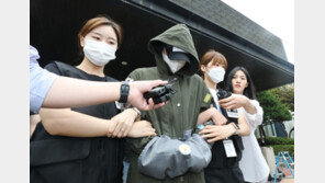 “퇴원한 날 죽였다” 20대 친모 얼굴가린채 묵묵부답…검찰송치