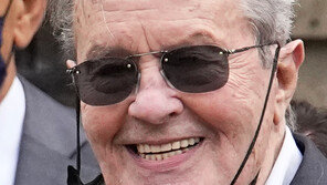 “알랭 들롱, 日입주도우미에 괴롭힘 당했다”…자녀들이 고소