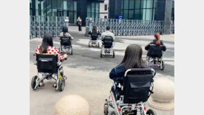 전동 휠체어 타는 中 청년들…“이렇게 좋은데 왜 안타”