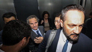 IAEA 사무총장, 규탄 시위에 ‘겨우’ 입국…오염수 보고서 설명 계획