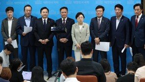 與 “2년전 민주도 대안노선 주장” 野 “노선 변경은 요구 안해” 