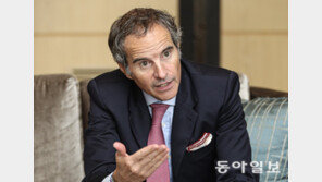 IAEA 사무총장 “오염수? 난 마시고 수영도 가능…한국은 북핵 더 걱정해야”