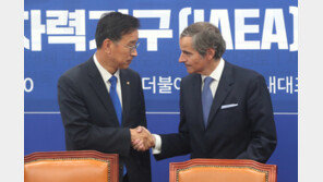 민주 “오염수, 일본 음용수로” 그로시 “안전기준 부합”