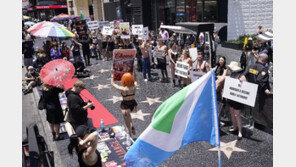 “모피 입느니 차라리…” 환경 운동가들 시위 