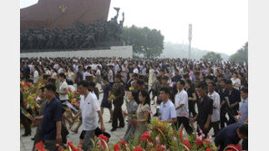 北주민들, 김일성 부자 동상 참배 