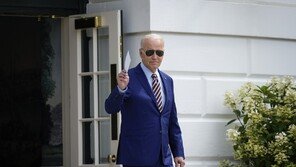 ‘우크라 집속탄 지원 논란’ 바이든, 유럽 순방 돌입…영국 도착