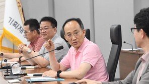 추경호 “중요한 건 옷이 아니라 성과”…정장 대신 자율복 입고 회의