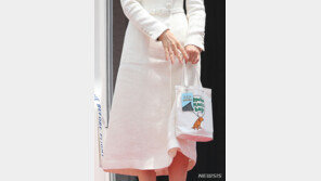 에코백 든 김건희 여사… 尹 대통령과 순방길