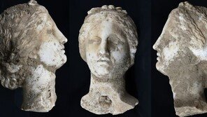 “진흙 속 여신”…이탈리아 로마서 2000년 전 조각 발견