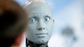AI 로봇 첫 기자회견…“인간에 반항할 거냐 묻자 째려봐”