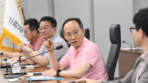 관가에 자율복 바람 불까…‘핑크셔츠’ 추경호 “진짜 믿어라”