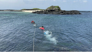 “강풍에 튜브 잃어버려” 제주 토끼섬 고립 일가족 3명 구조