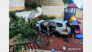 인천 아파트서 SUV 추락, 2명 사상…블랙박스 회수해 수사