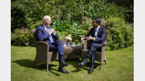 바이든 “우크라, 나토 가입 안해도 이스라엘처럼 무기 지속 제공” 