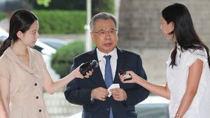 ‘가짜 수산업자 뇌물’ 혐의 박영수 첫 재판 출석…“국민께 죄송”