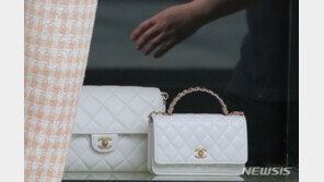 샤넬, 8월 추가 인상 유력…“명품 리셀가도 덩달아 들썩인다”