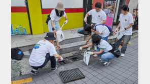한국필립모리스, 빗물받이 청소 활동 진행… 방송인 줄리안도 동참