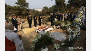 박원순 선대위원장 출신 교수 “나도 여제자 손목 잡아 격려”